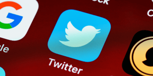 Image of a screen with apps including Twitter and Google.